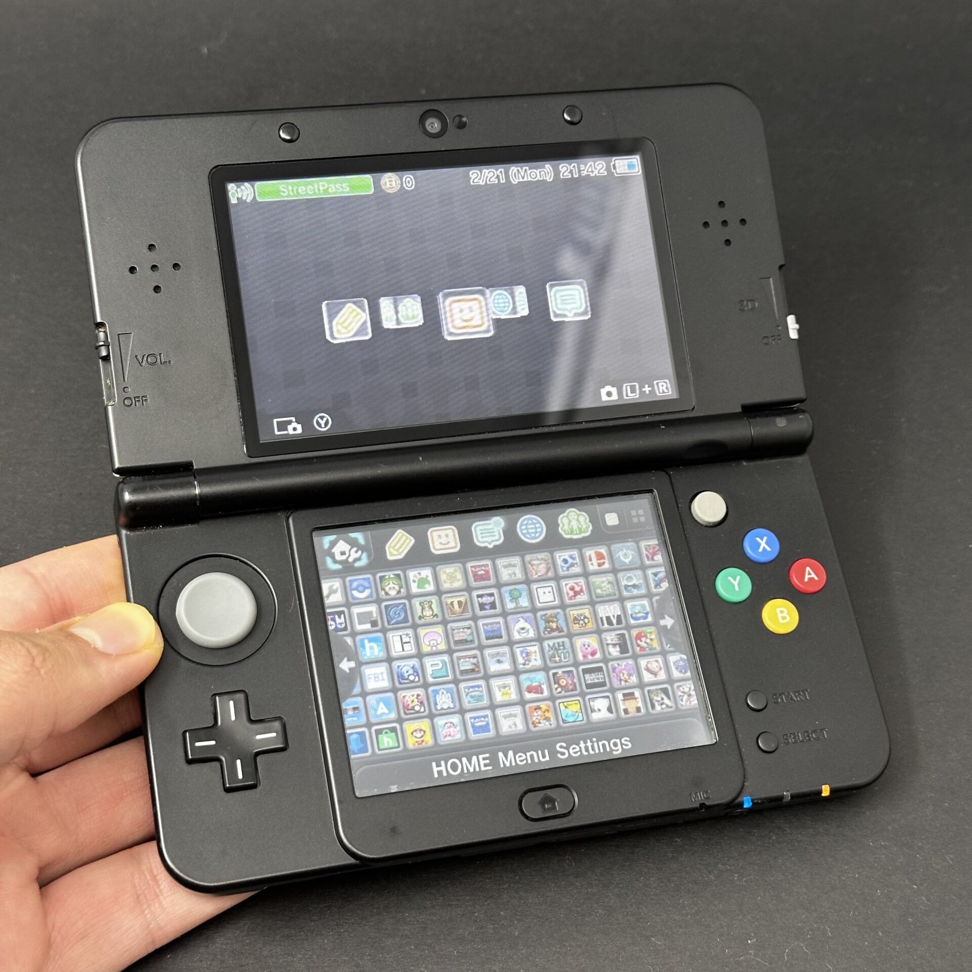 New Nintendo 3DS (64GB) – 600+ Games | Choose Your Cover Plates | Black - Image 2